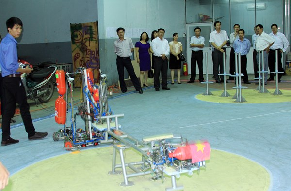 ban tuyên giáo trung ương thăm xưởng robot