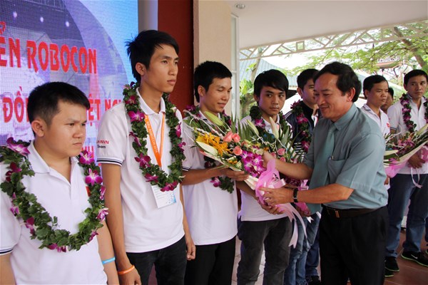 Nguyễn Thành Trí tặng hoa cho đoàn Robocon Lạc Hồng